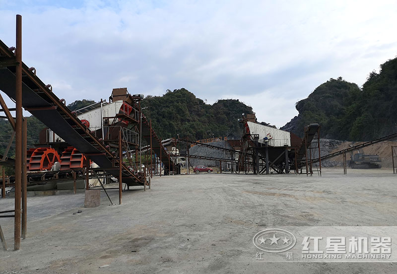 方案三配置現(xiàn)場(chǎng)：破碎機(jī)+制砂機(jī)+洗砂機(jī)，費(fèi)用80萬(wàn)以上