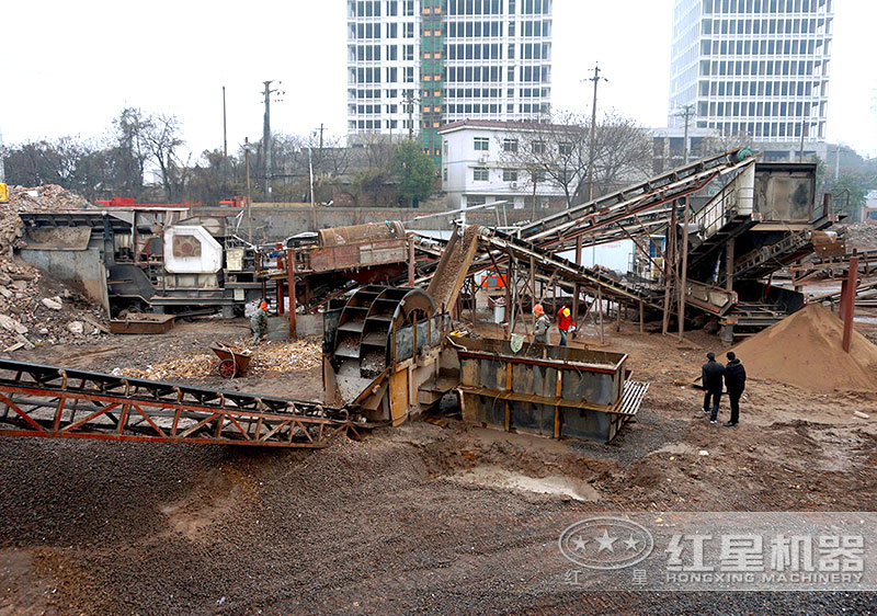 建筑垃圾制沙現(xiàn)場，配置車載制沙機(jī)